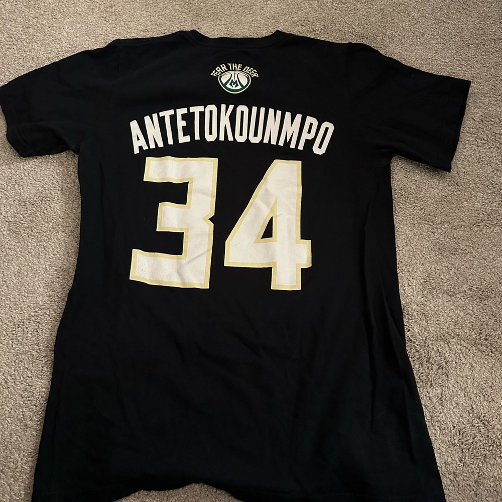 Women’s Milwaukee Bucks Tee-Giannis